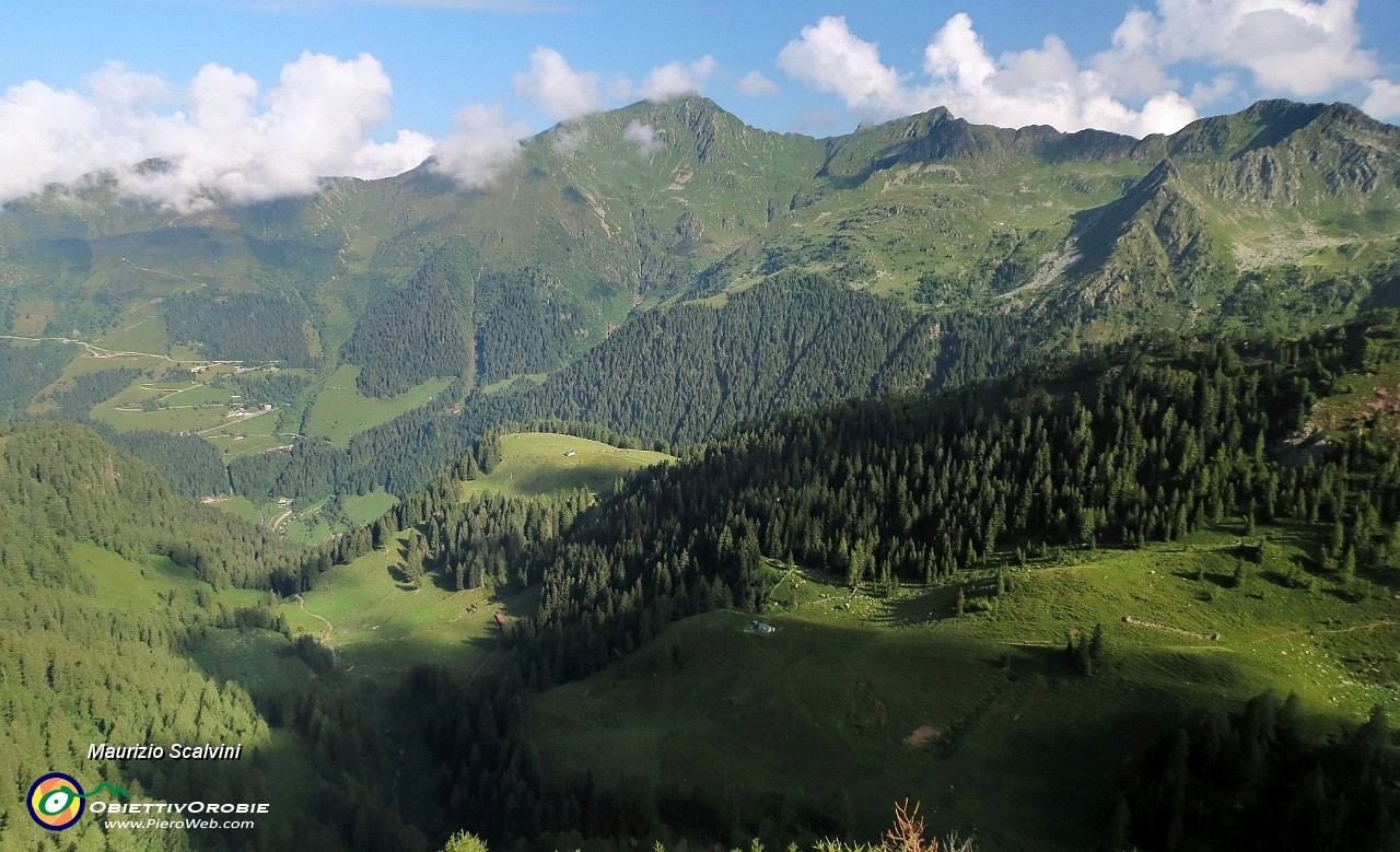 14 La Valterzera, sullo sfondo il Monte Fioraro....JPG